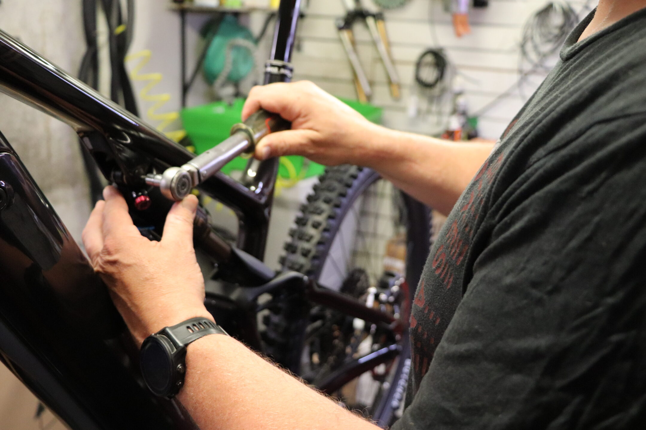 Intervention de l’atelier Cycleworks sur un VTT tout suspendu