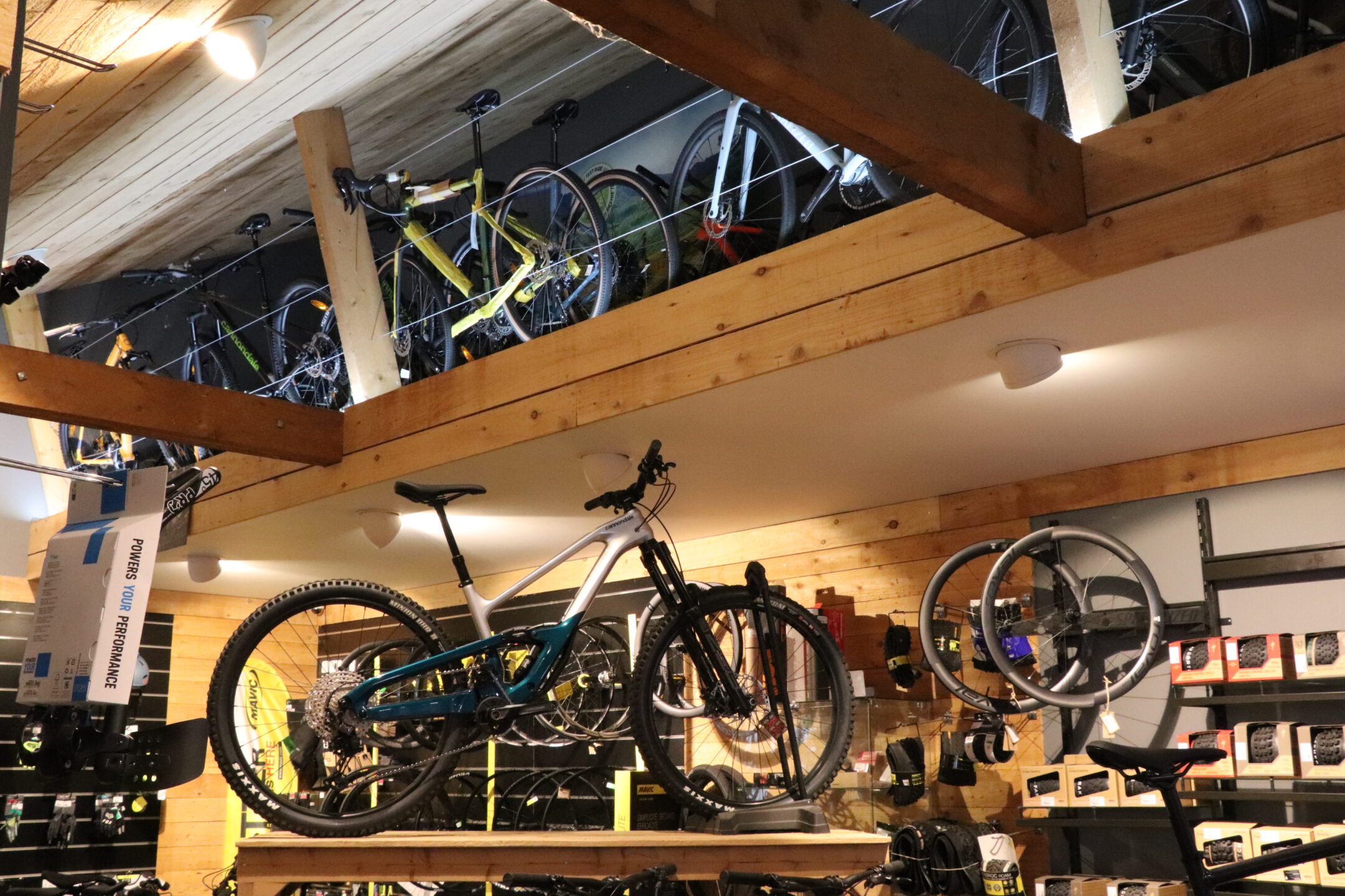 Vélos suspendus en mezzanine dans la boutique Cycleworks